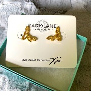 NWT- Crepe Gold Earring